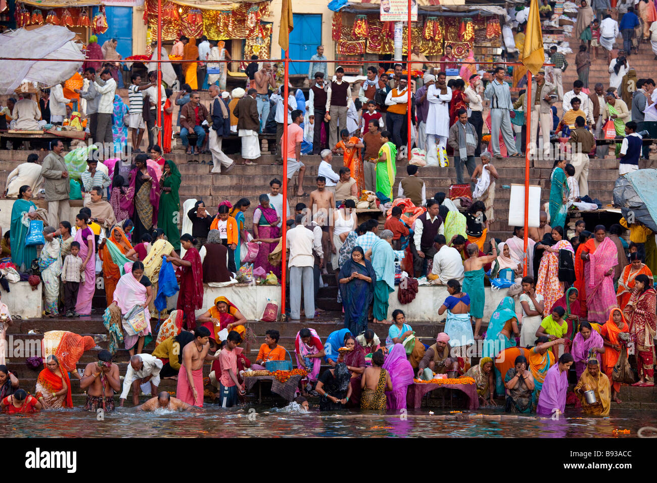 Hindous se baignant dans le Gange à Varanasi Inde Banque D'Images