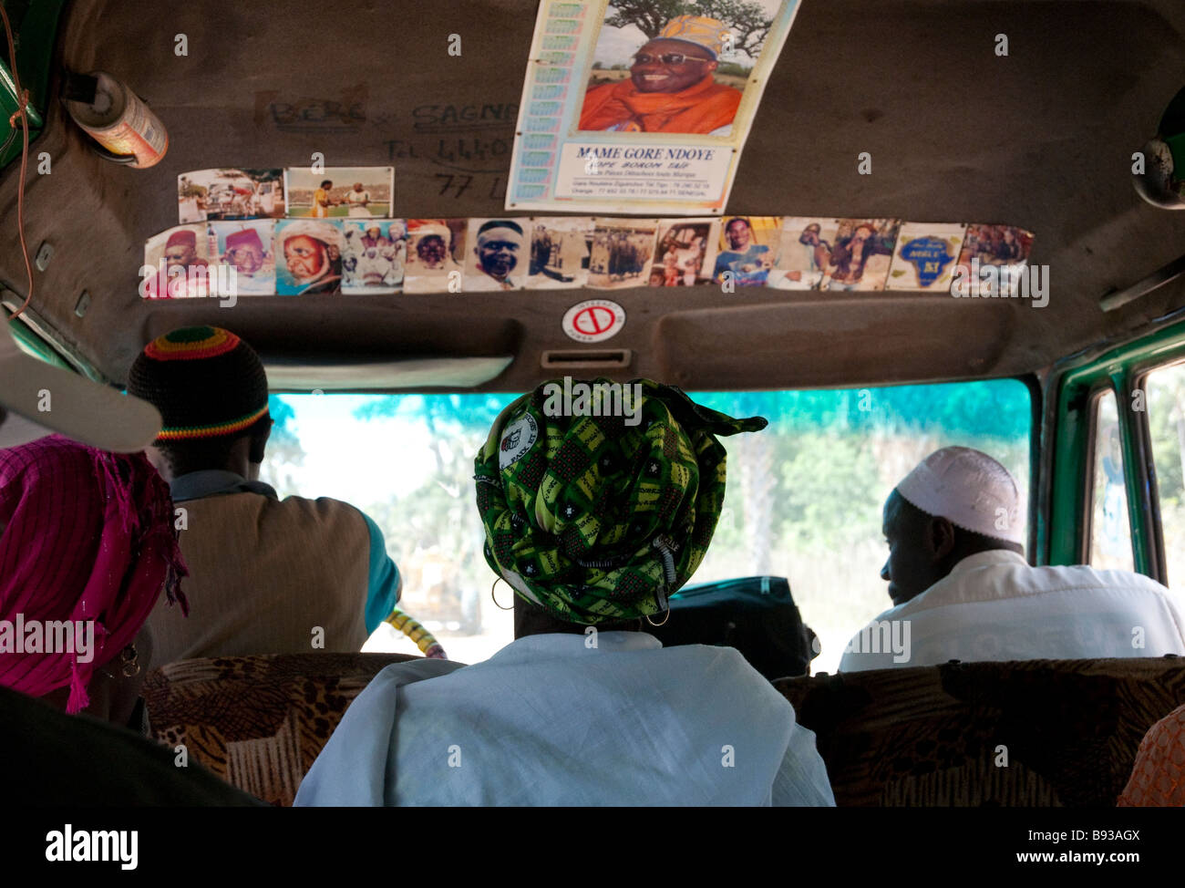 L'Afrique de l'Ouest Sénégal Casamance inférieur minibus transports voyageurs et photos des chefs religieux Banque D'Images