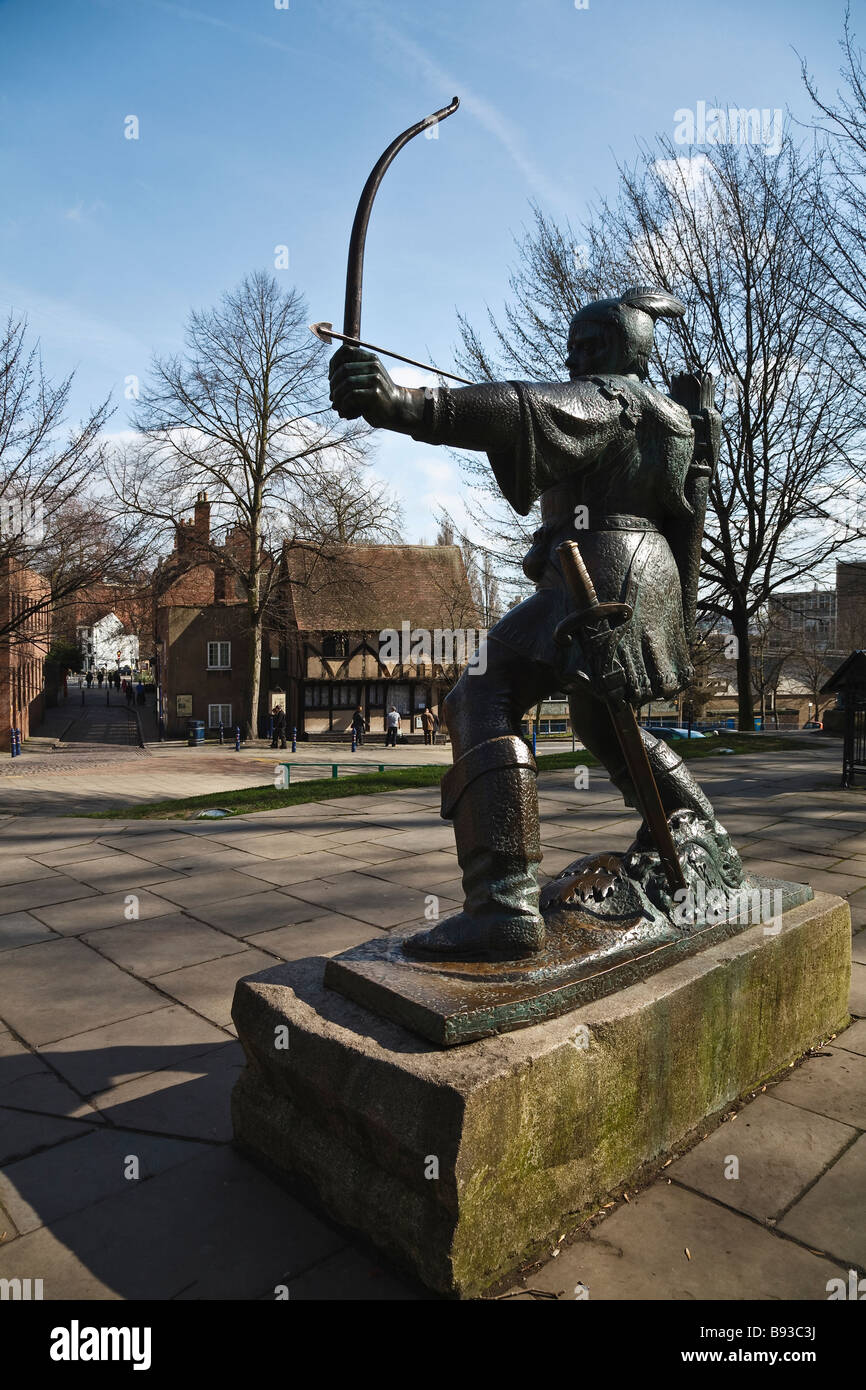 Robin des Bois à l'extérieur statue vandalisée le château de Nottingham (moitié inférieure de l'arc manquant) Banque D'Images