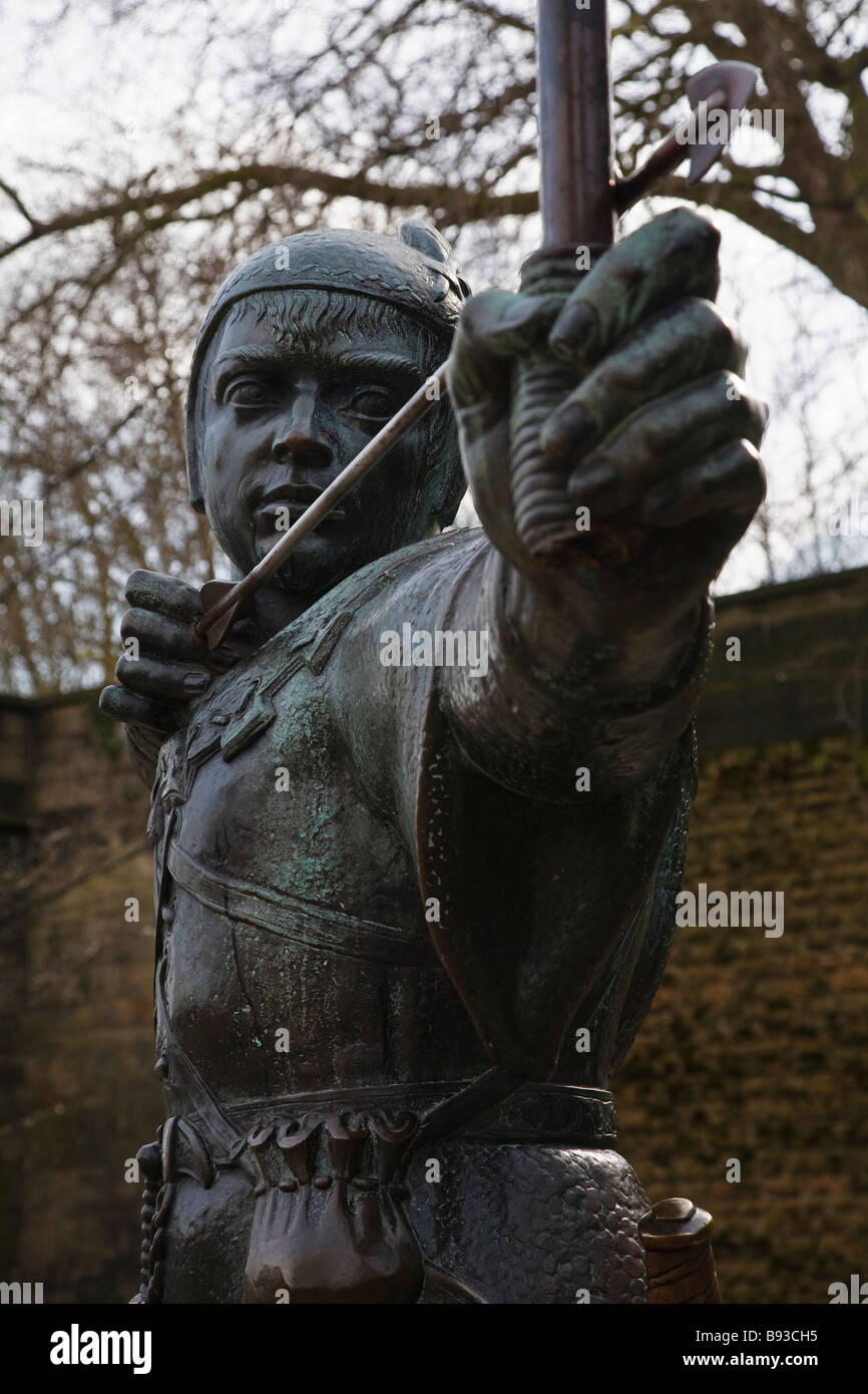 Robin des Bois à l'extérieur statue vandalisée le château de Nottingham (moitié inférieure de l'arc manquant) Banque D'Images