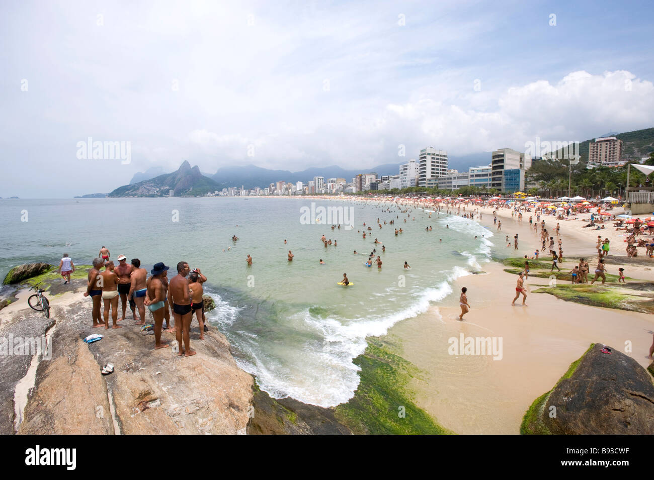 La plage d'IPANEMA À RIO DE JANEIRO BRÉSIL WEEK-END Banque D'Images