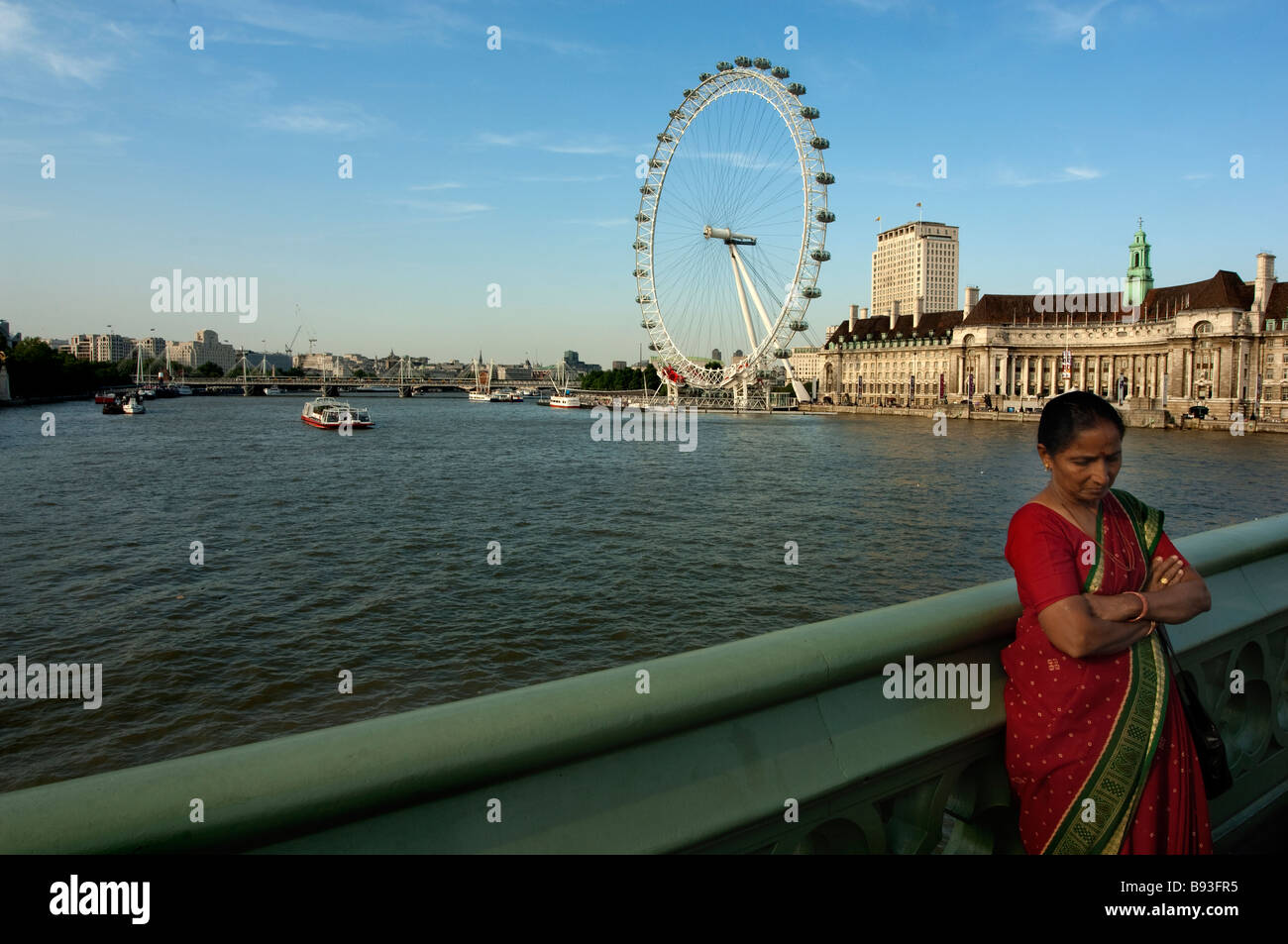 L'Oeil de Londres, sur la Tamise, vu de Westminster Bridge une femme se distingue par Indain Banque D'Images