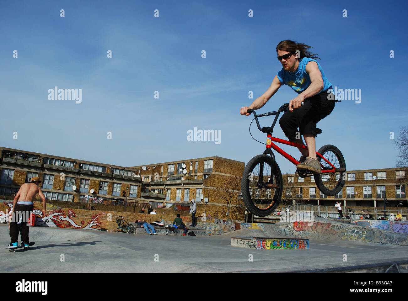 Man riding bicycle à Brixton jeux pour enfants Banque D'Images