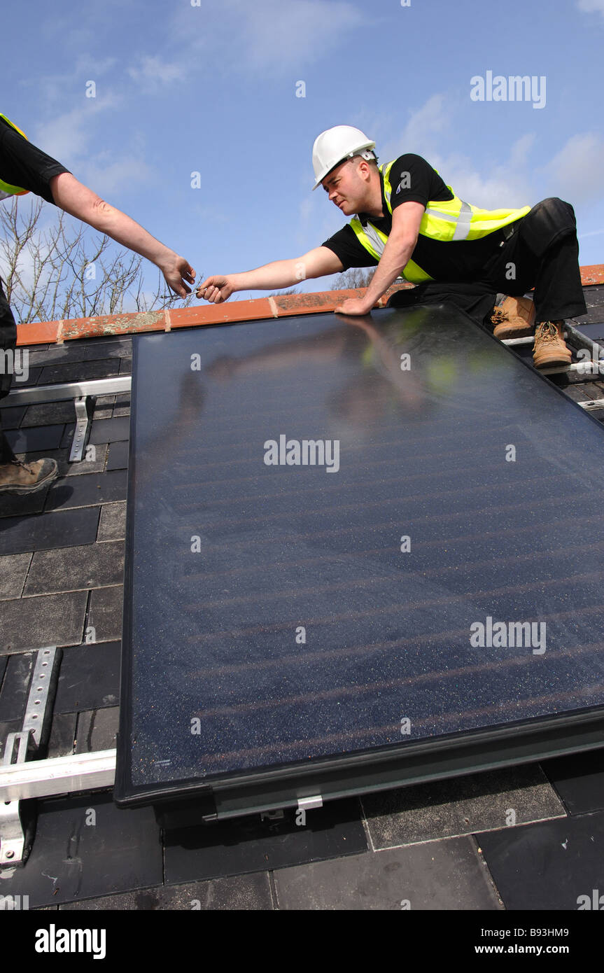 L'installation de chauffe-eau solaire sur le toit d'une maison privée dans le sud du Devon en Angleterre Banque D'Images