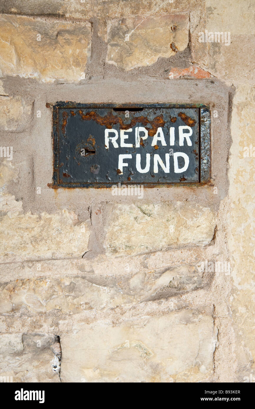 Une paire de "n'est pas oxydée de l'argent des fonds inclus dans une boîte de collecte de mur de l'église en Angleterre, Royaume-Uni Banque D'Images
