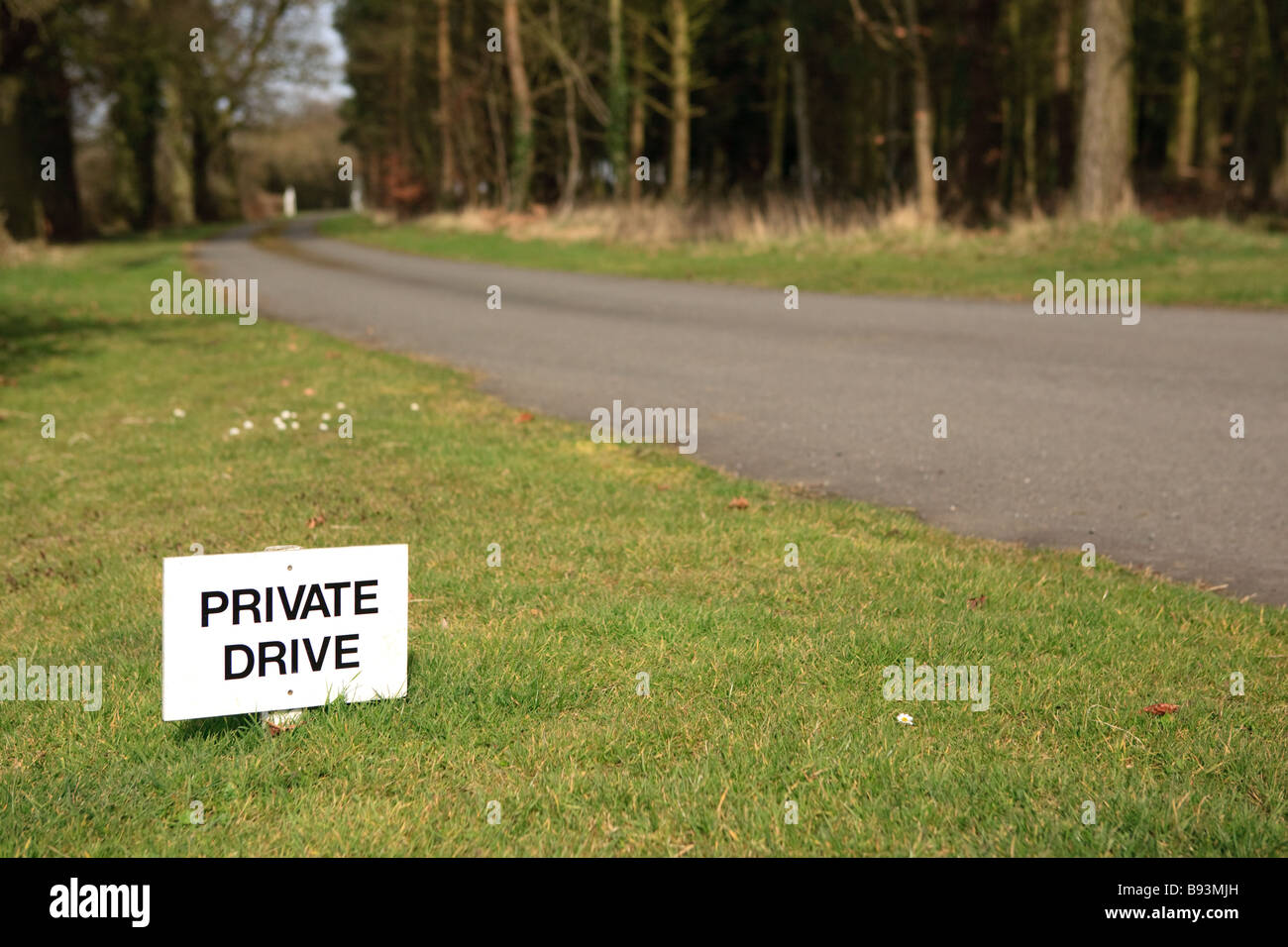 Un signe déclare c'est une route privée en Angleterre Banque D'Images