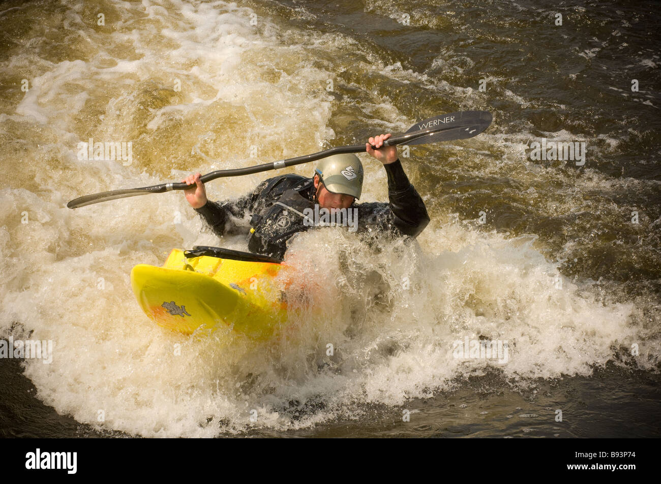 Kayakiste tenant des pagaies au-dessus de sa tête dans l'eau blanche de Tees barrage International White Water Centre. ROYAUME-UNI. Banque D'Images