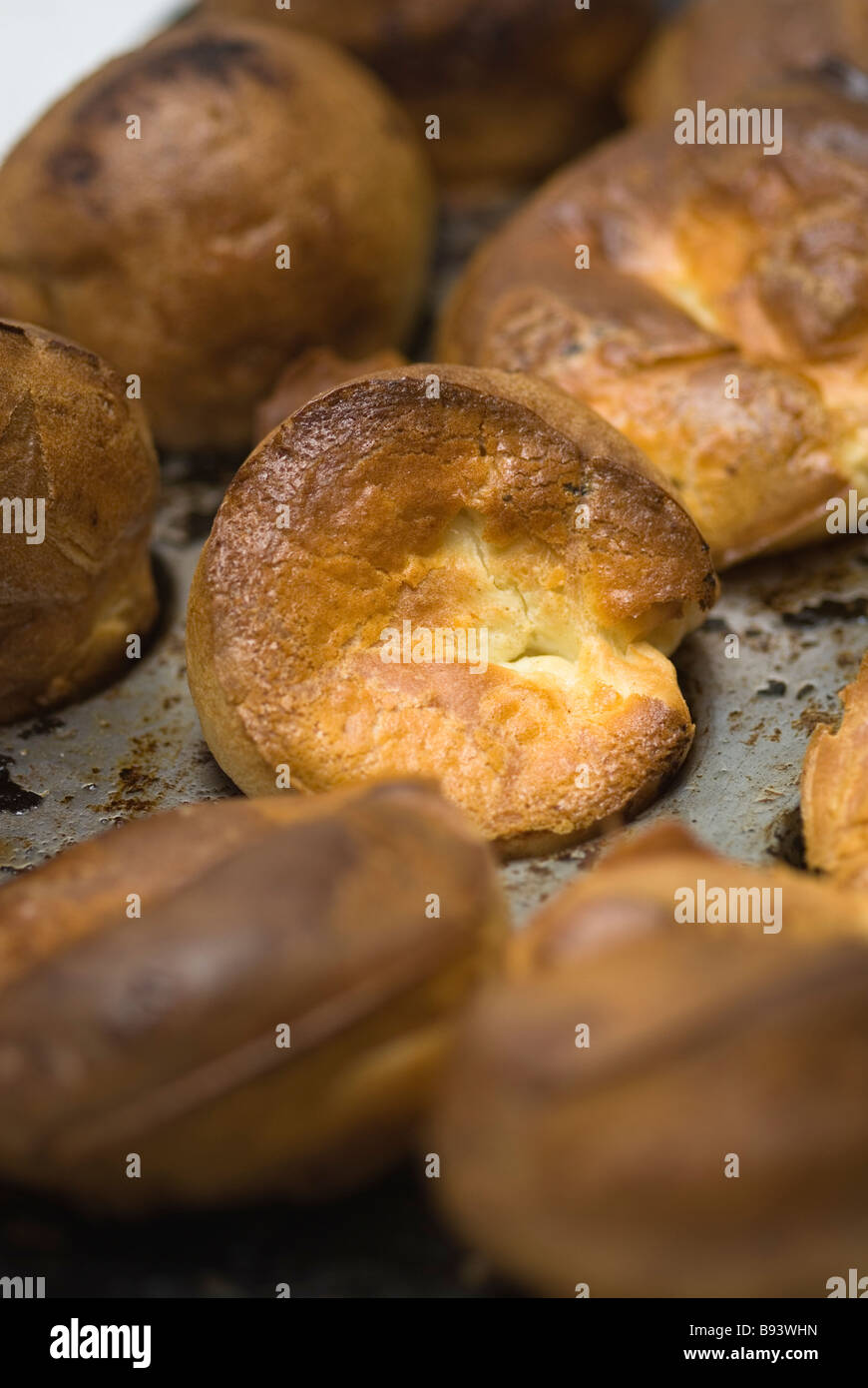 Yorkshire puddings ronde sur la plaque de cuisson Banque D'Images