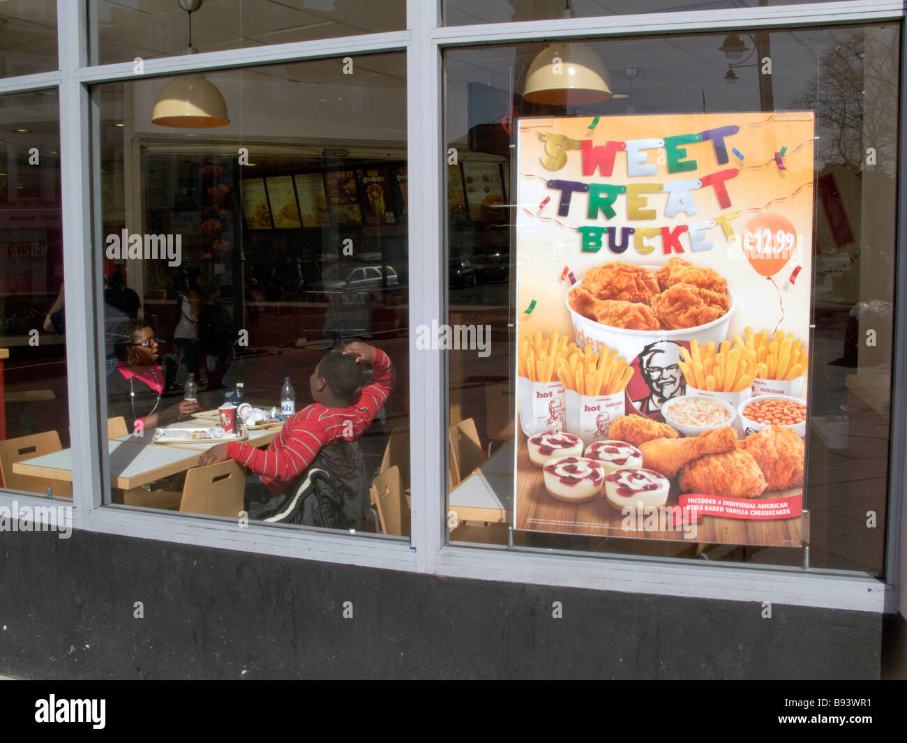 UK family eating Afro Antillais à un fast food KFC reataurant à Brixton, Londres Photo Julio Etchart Banque D'Images