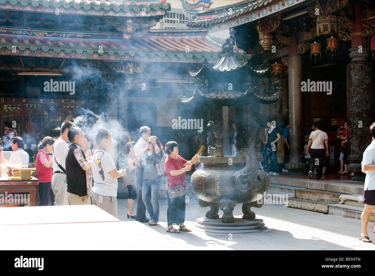 La foule des fidèles, de l'encens encens mise en veilleuse, Temple Tianhou, Lukang Township, Changhua County, Taiwan Banque D'Images