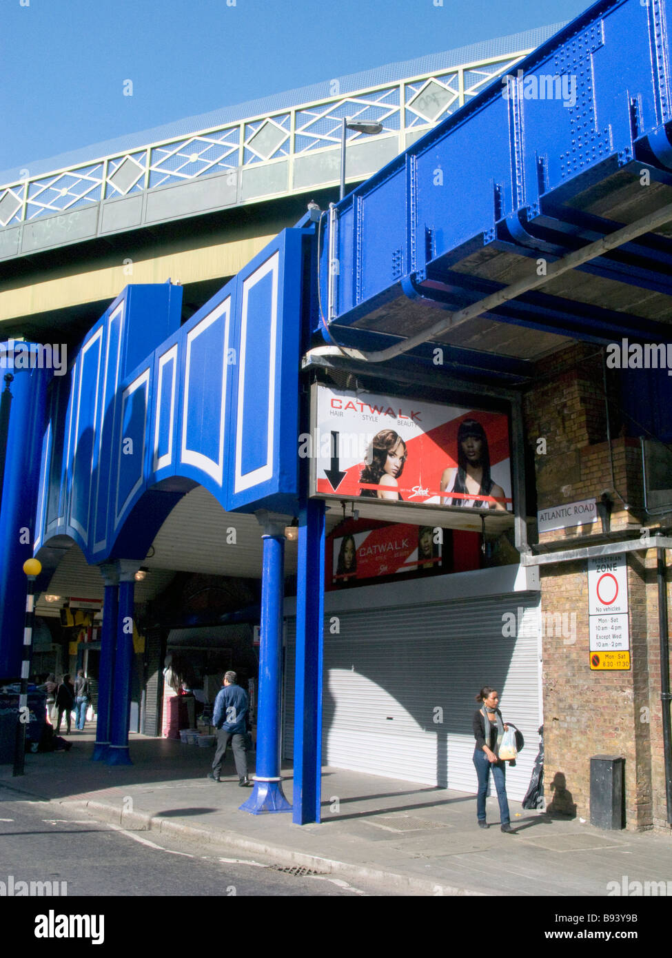 UK.Arcade par pont de chemin de fer à Brixton Market.South London.Photo © Julio Etchart Banque D'Images UK.Arcade par pont de chemin de fer à Brixton Market.South London.Photo © Julio Etchart Banque D'Images