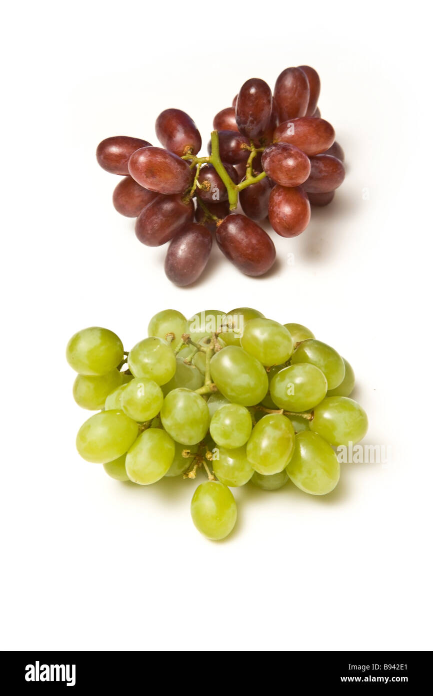 Grappes de raisin blanc et rouge isolé sur fond blanc un studio. Banque D'Images Grappes de raisin blanc et rouge isolé sur fond blanc un studio. Banque D'Images