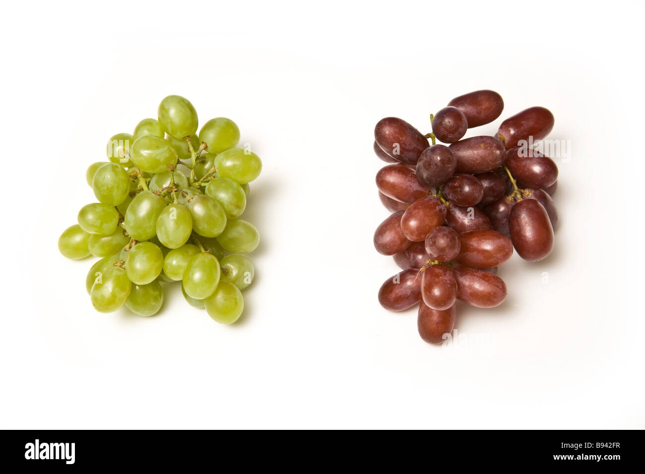Grappes de raisin blanc et rouge isolé sur fond blanc un studio. Banque D'Images Grappes de raisin blanc et rouge isolé sur fond blanc un studio. Banque D'Images