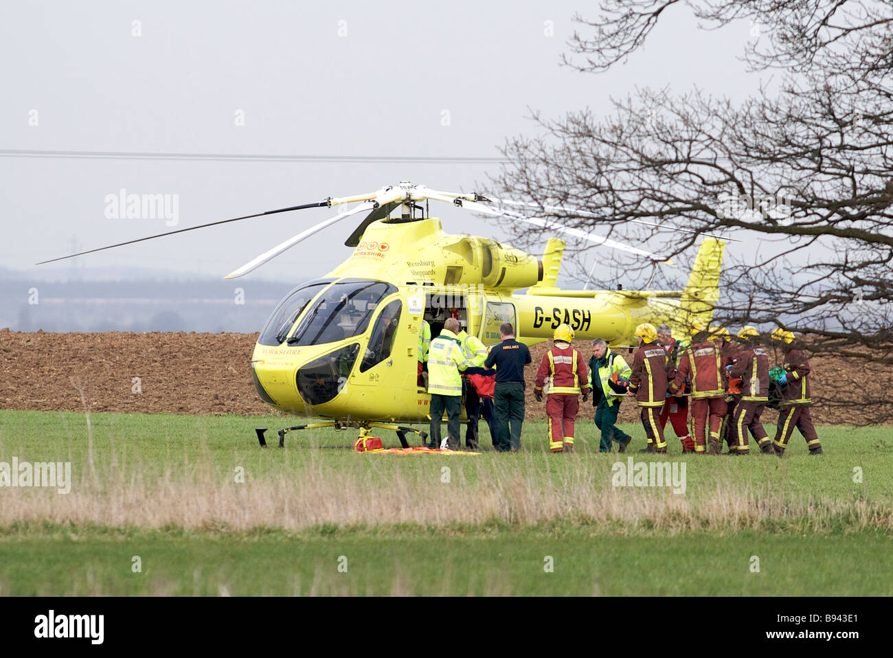 Yorkshire Air Ambulance hélicoptère MD 902 Explorer G-SASH entouré par les ambulanciers et d'incendie et de secours du Yorkshire du Sud. Banque D'Images