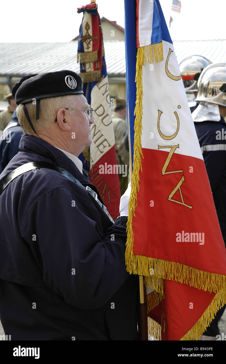 Un vieux vétéran de la DEUXIÈME GUERRE MONDIALE, les résistants français pendant une journée de commémoration en France Banque D'Images