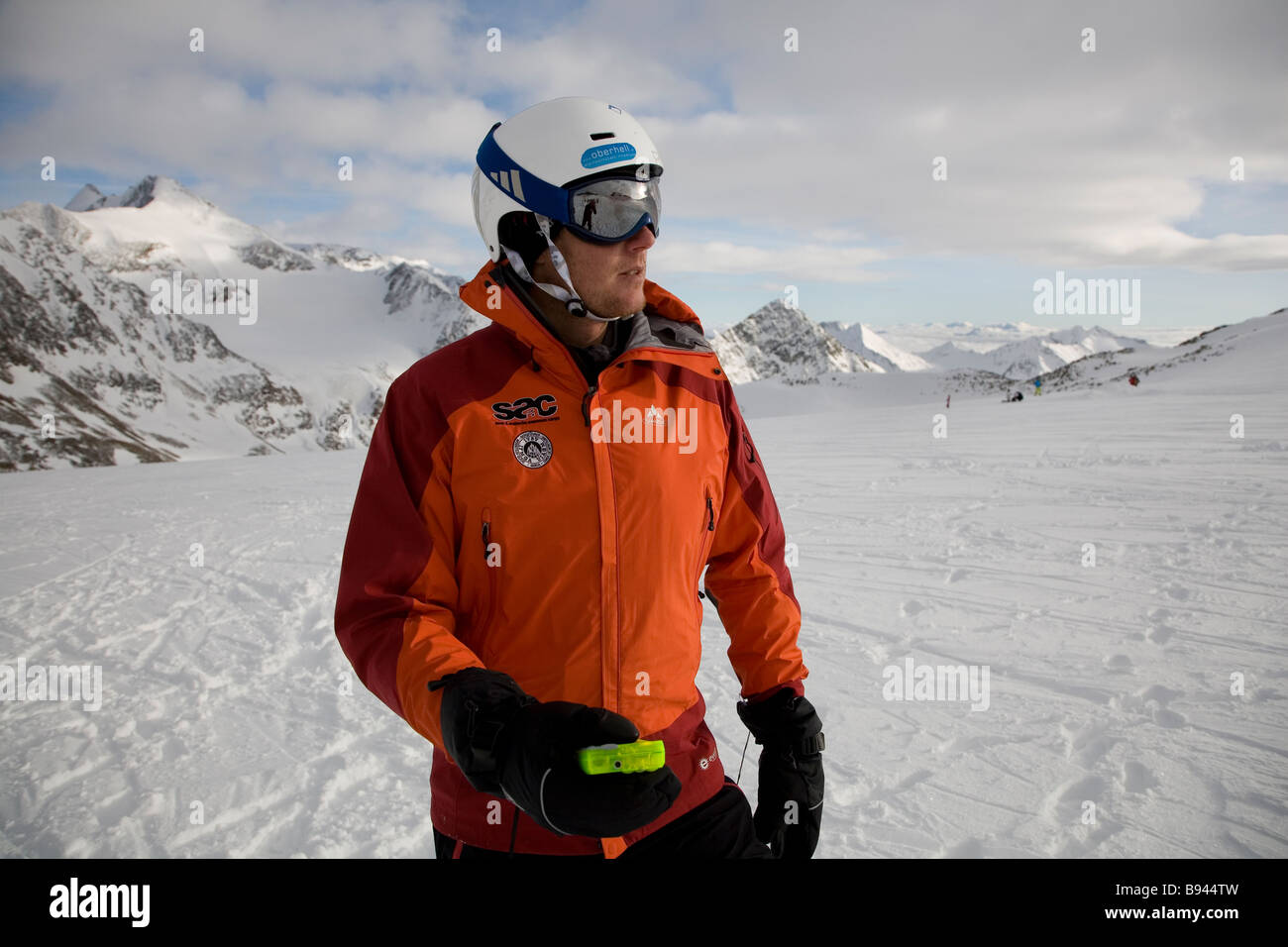 Un homme s'entraîne avec un émetteur sur le glacier de Stubai en Autriche Les transmetteurs sont utilisés pour localiser les gens ont perdu la vie dans des avalanches Banque D'Images