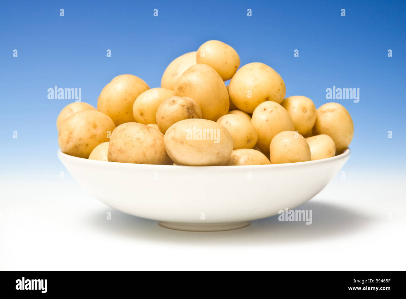 Un bol de pommes de terre bio pour bébé. Banque D'Images