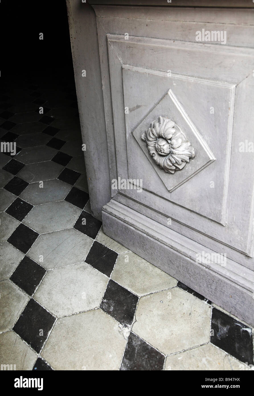 Ancienne porte d'entrée, sol carrelé, Vence, France Banque D'Images
