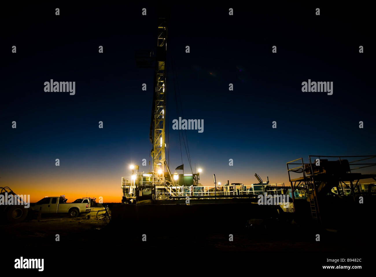 Une plate-forme pétrolière au crépuscule, Oklahoma, USA. Banque D'Images