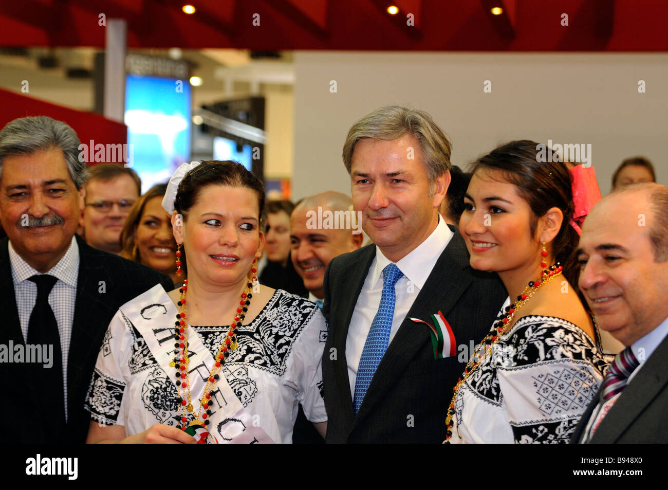 Le maire de Berlin Klaus Wowereit avec deux dames mexicain sur son côté à la Bourse internationale du tourisme ITB à Berlin, l'allemand Banque D'Images