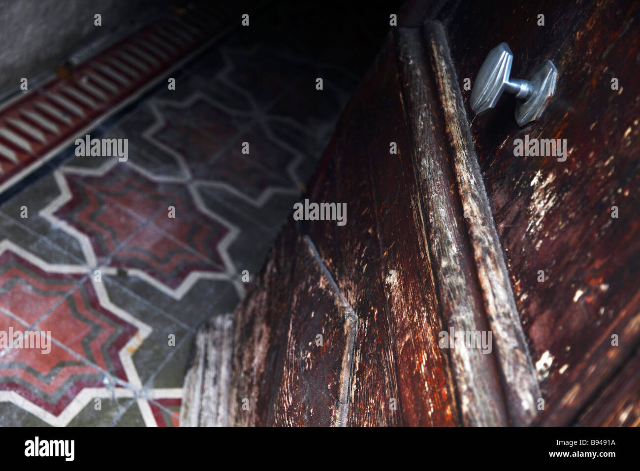 Ancienne porte d'entrée, sol carrelé, Vence, France Banque D'Images