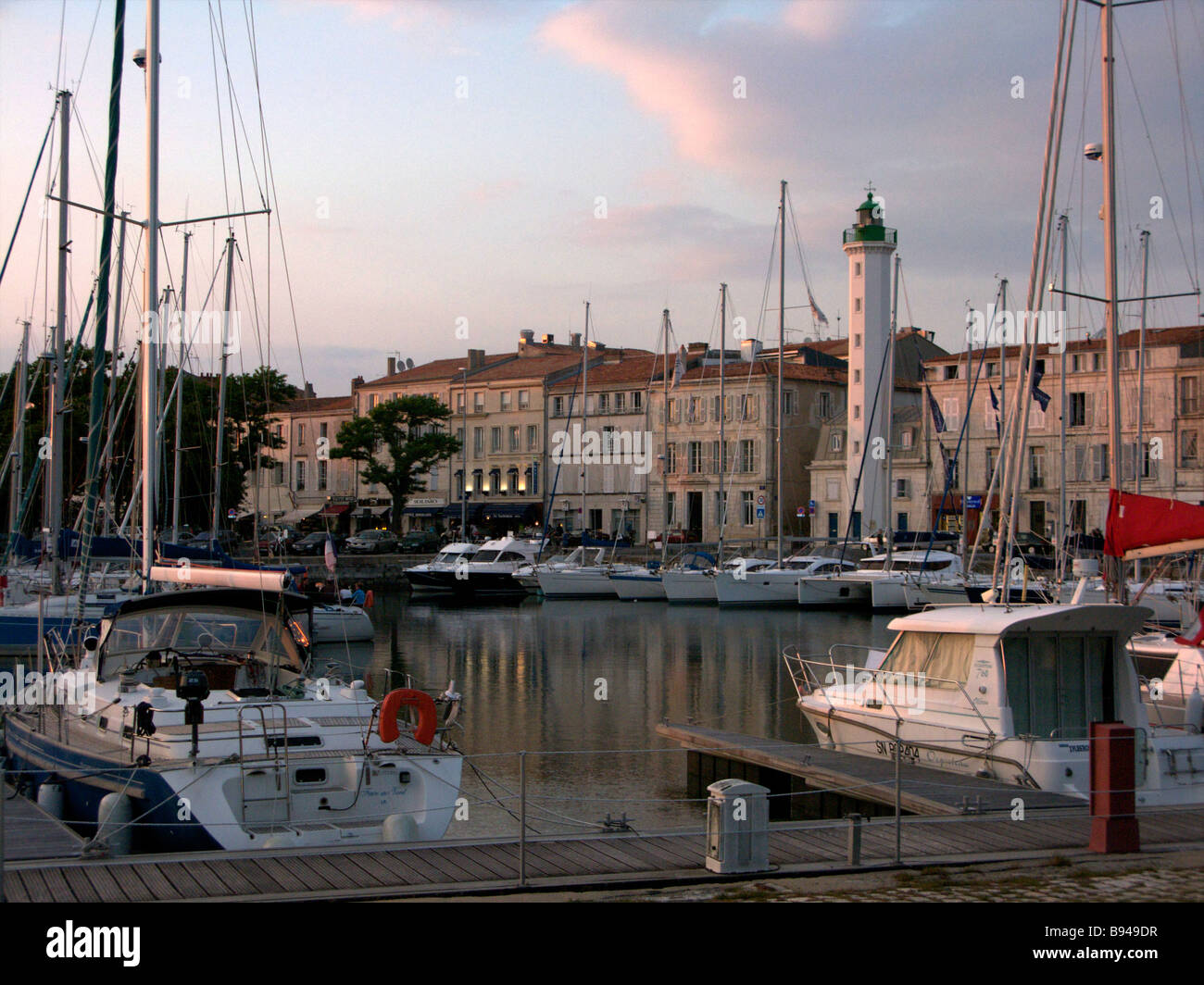 Le village pittoresque village de bord de mer de La Rochelle France avec le phare au coucher du soleil Banque D'Images