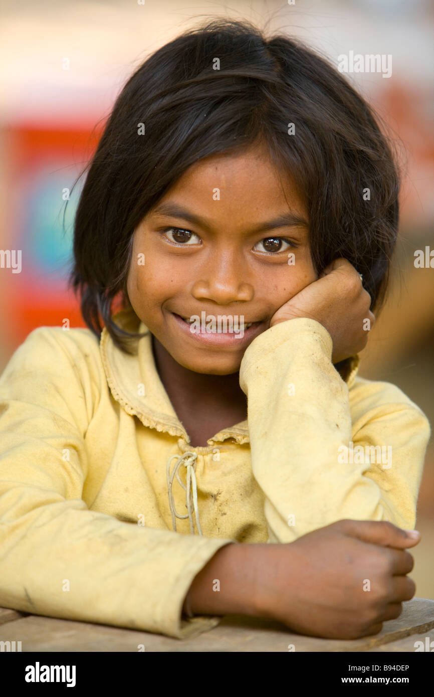 Jeune fille cambodgienne photographié au Festival bénédiction de nouveau temple Angkor Wat au Cambodge complexe Banque D'Images