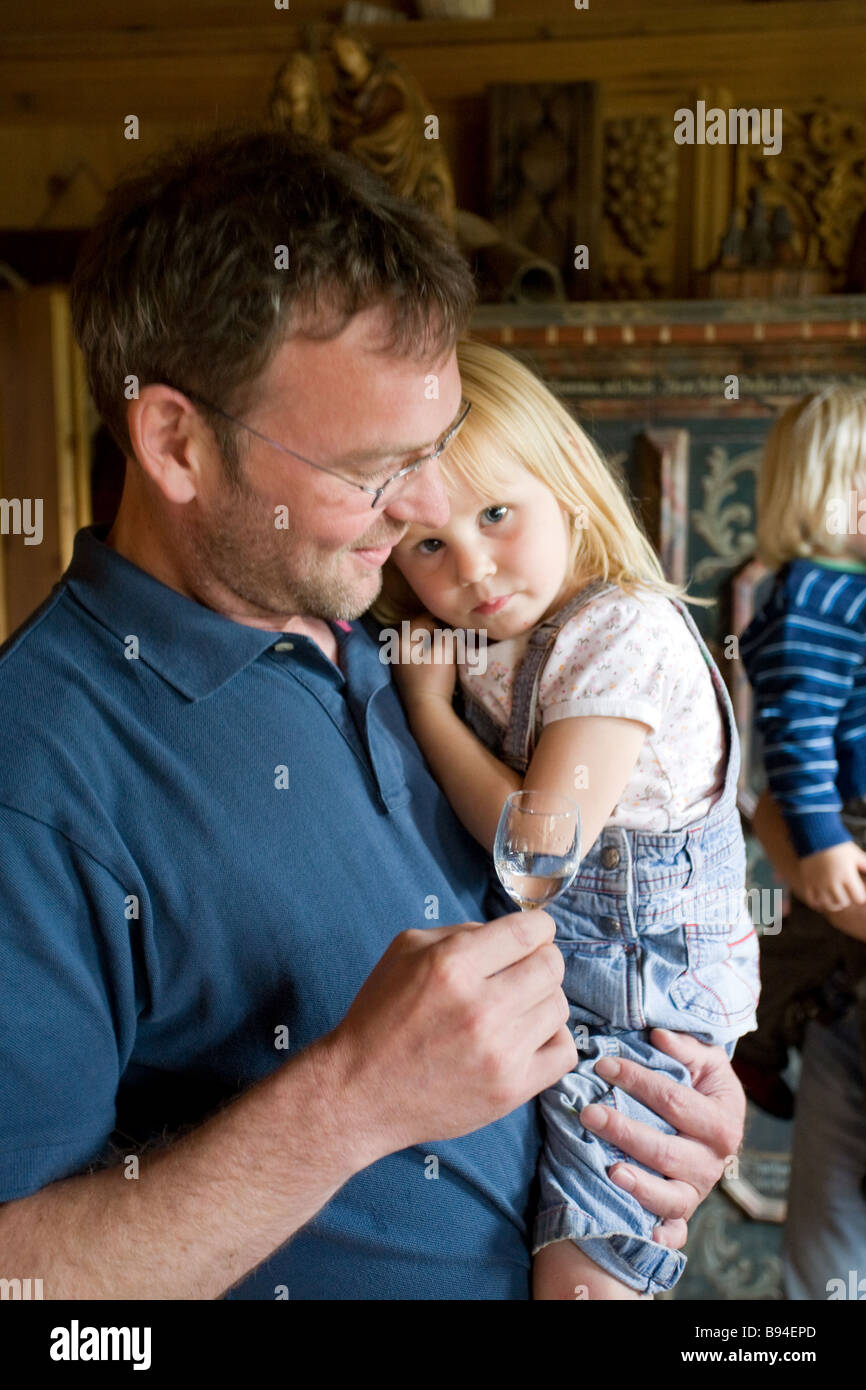 L'homme avec sa fille lors d'un essai de gentiane Banque D'Images