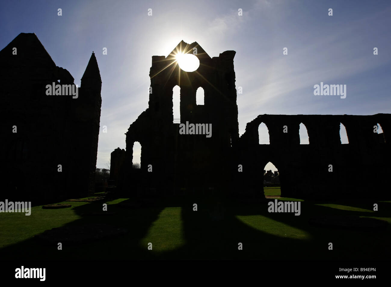 Le soleil brille à travers la rose de la célèbre et historiquement importants vestiges de l'abbaye d'Arbroath en Ecosse, Royaume-Uni Banque D'Images