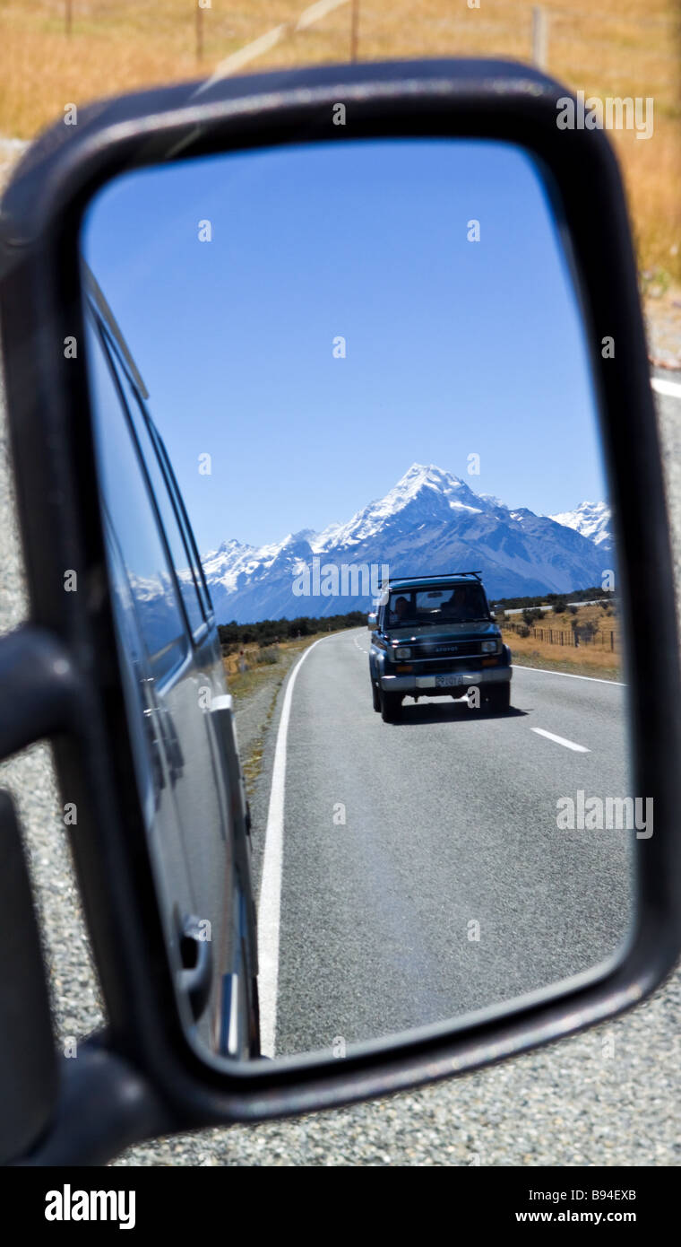 Route de l'Aoraki Mount Cook Nouvelle Zélande reflétée dans un miroir de voiture Banque D'Images