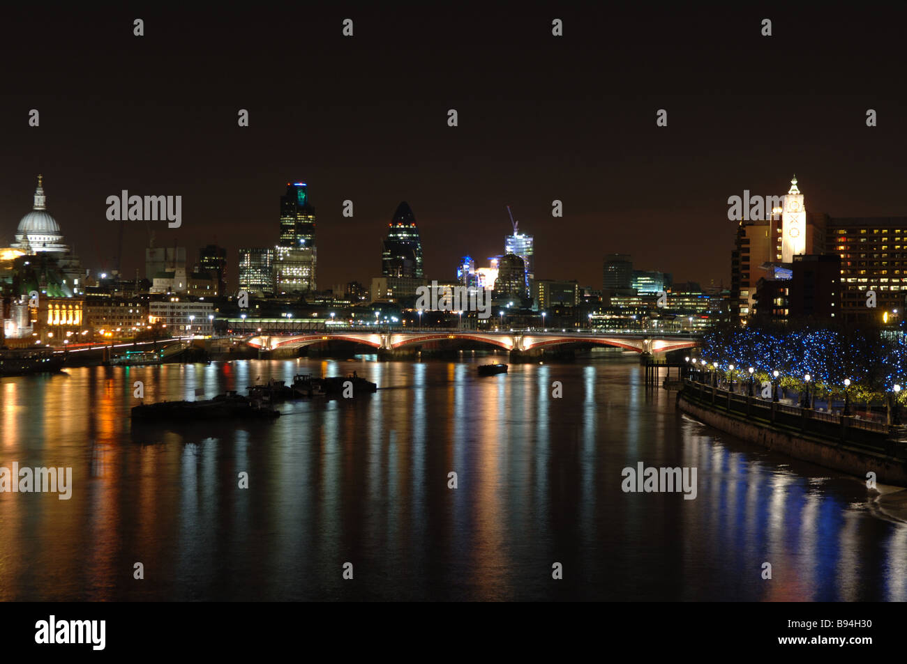 Lumières de Blackfriars Bridge, ST.LA CATHÉDRALE PAUL ET DE LA VILLE DE LONDRES COMPTE DANS TAMISE Banque D'Images