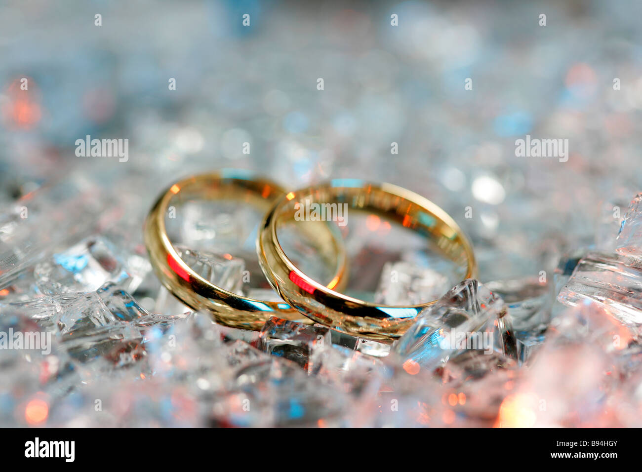 Les anneaux de mariage bijoux mariée marié couple deux ombres bague précieuse journée spéciale robe de mariée noces brassard adore engagement band Banque D'Images