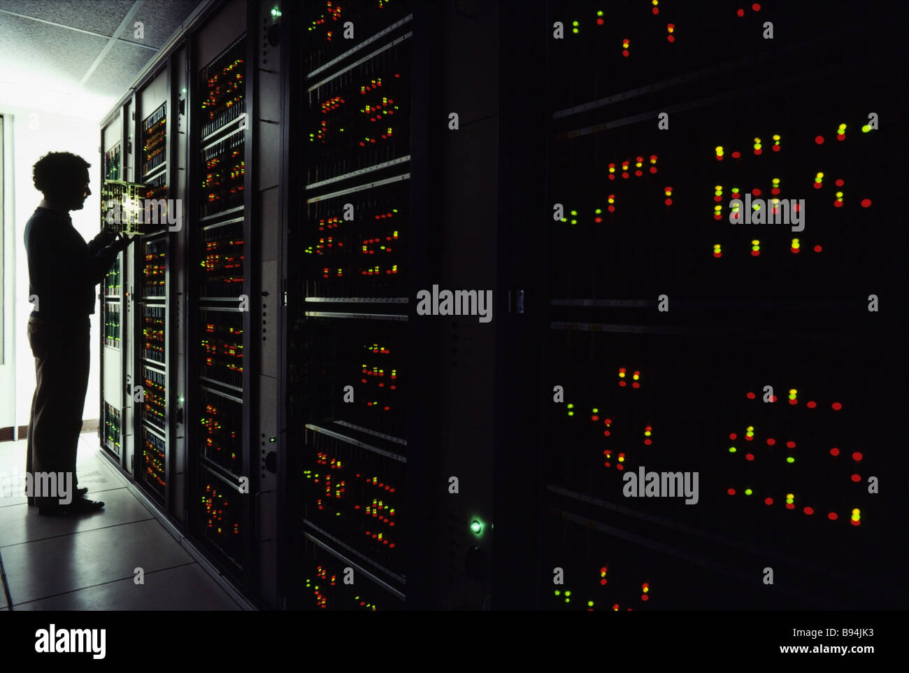 Avec les techniciens des télécommunications serveurs station de commutation centrale Banque D'Images