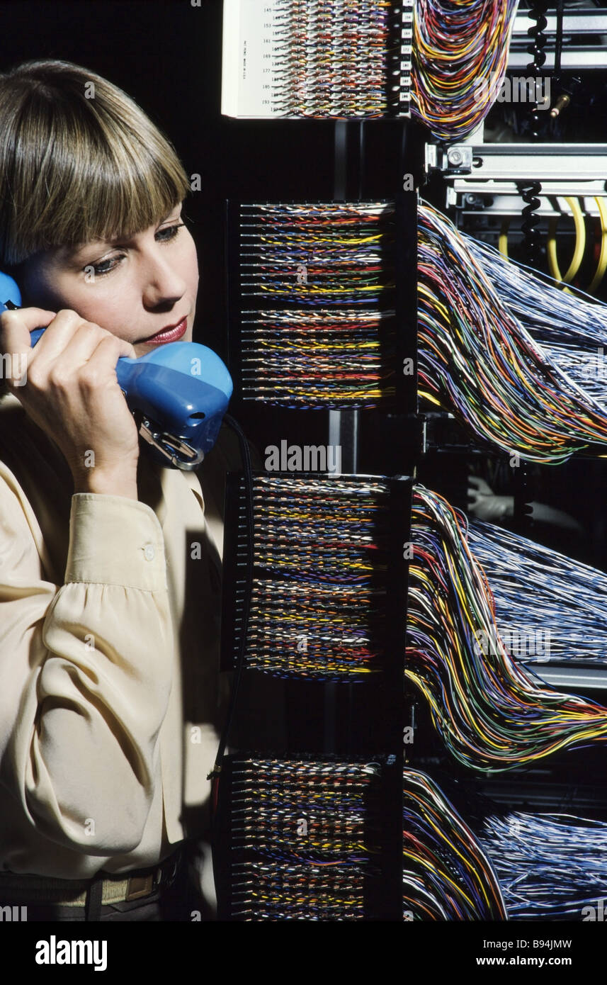 Avec les techniciens des télécommunications serveurs station de commutation centrale Banque D'Images