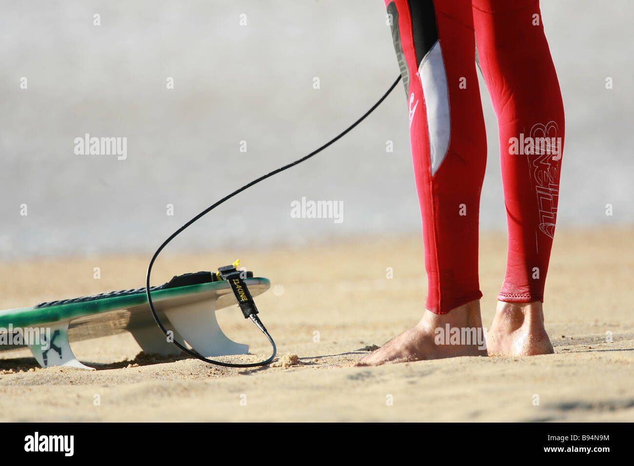 Détail d'une planche de surf pour les surfeurs, leash et wetsuit Banque D'Images