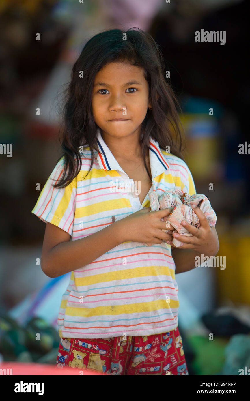 Jeune fille cambodgienne photographié sur une île dans le fleuve Mékong Phnom Penh Cambodge Banque D'Images