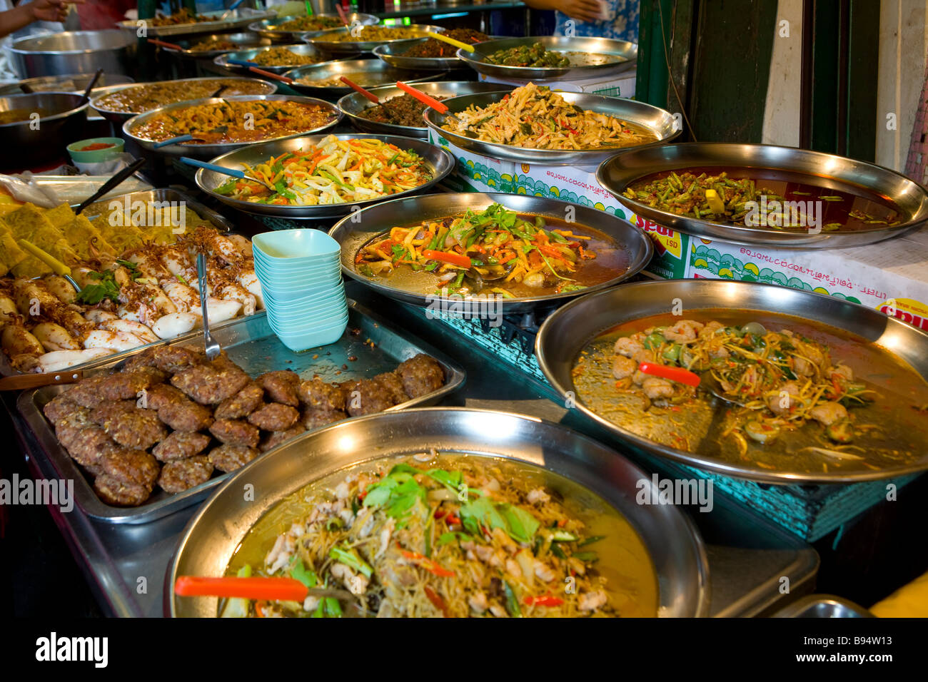 La cuisson des aliments au marché local à Bangkok en Thaïlande Banque D'Images