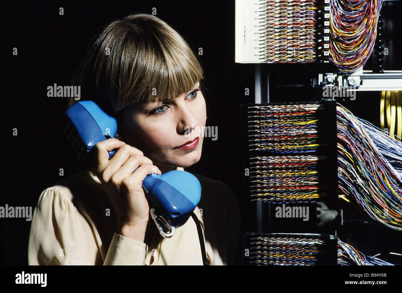 Avec les techniciens des télécommunications serveurs station de commutation centrale Banque D'Images