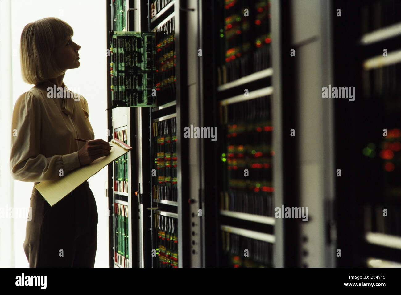 Avec les techniciens des télécommunications serveurs station de commutation centrale Banque D'Images