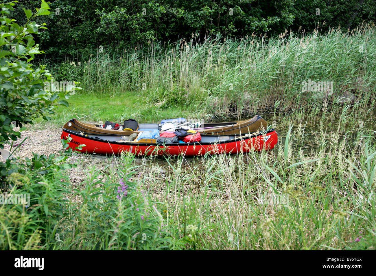 Deux des kayaks ouverts sur la rive Banque D'Images