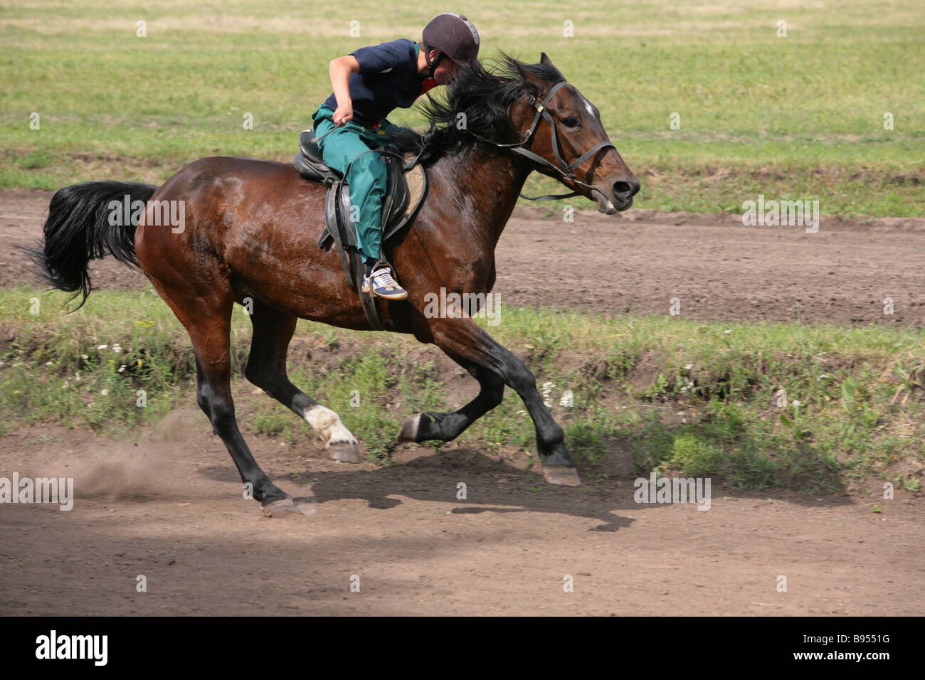 Jeune cavalier à cheval de race Banque D'Images