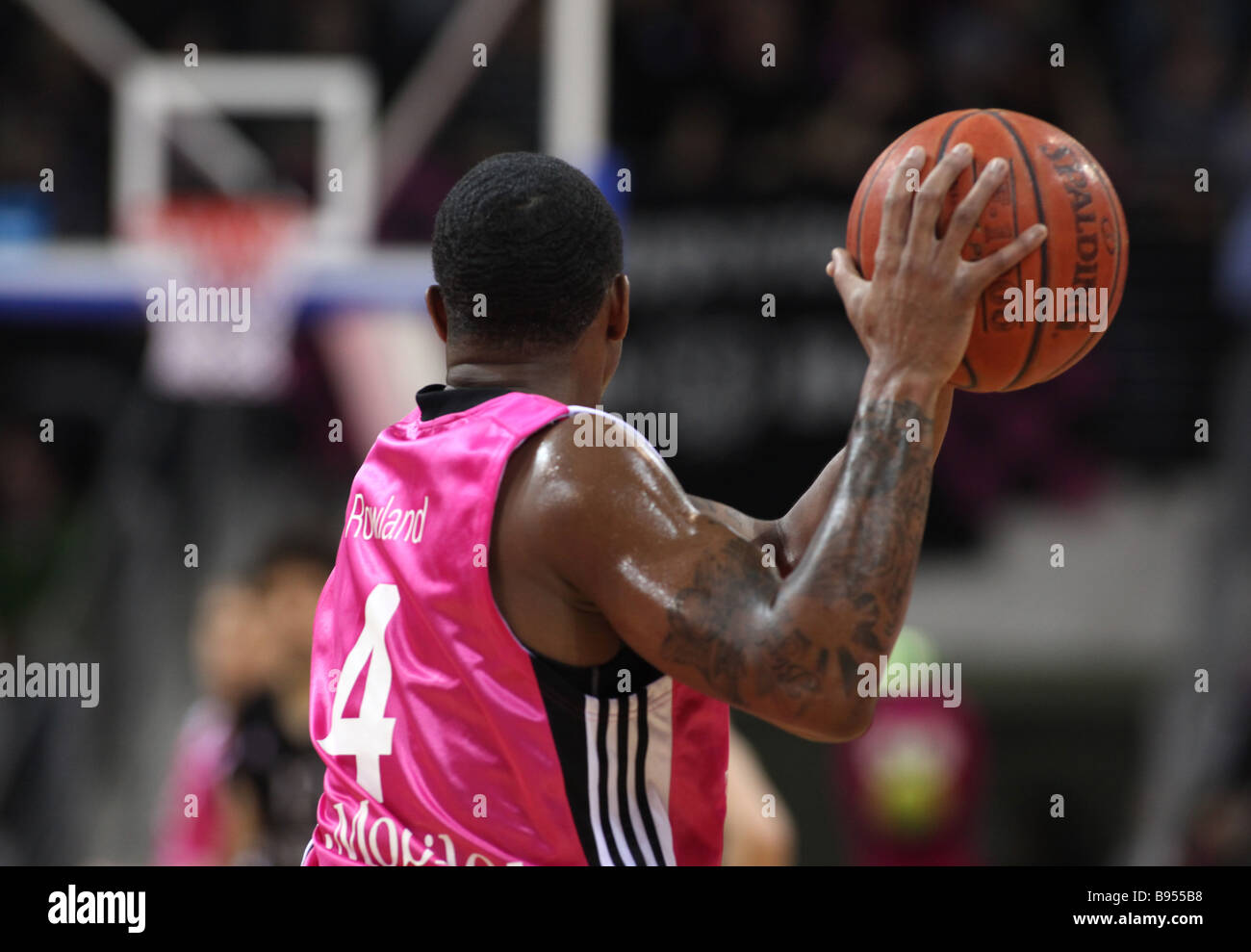 Earl Jerrod Rowland de Telekom Baskets, Bonn, Allemagne, de sport, basket-ball,  joueur, joueurs, mains, ball, nombre, no. 4, le sport Photo Stock - Alamy