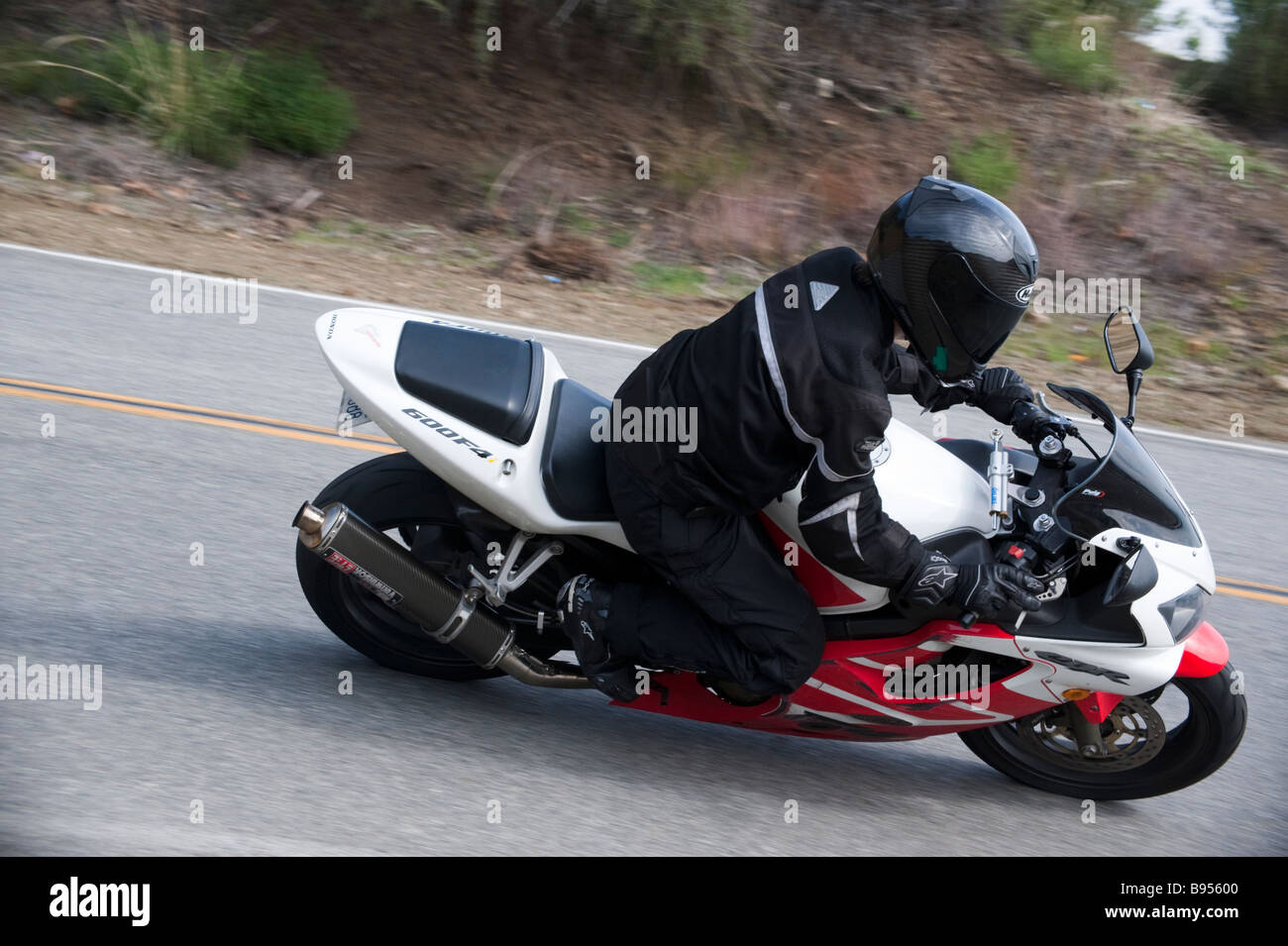 Et moto Rider sur Mulholland Highway en Californie du Sud Banque D'Images