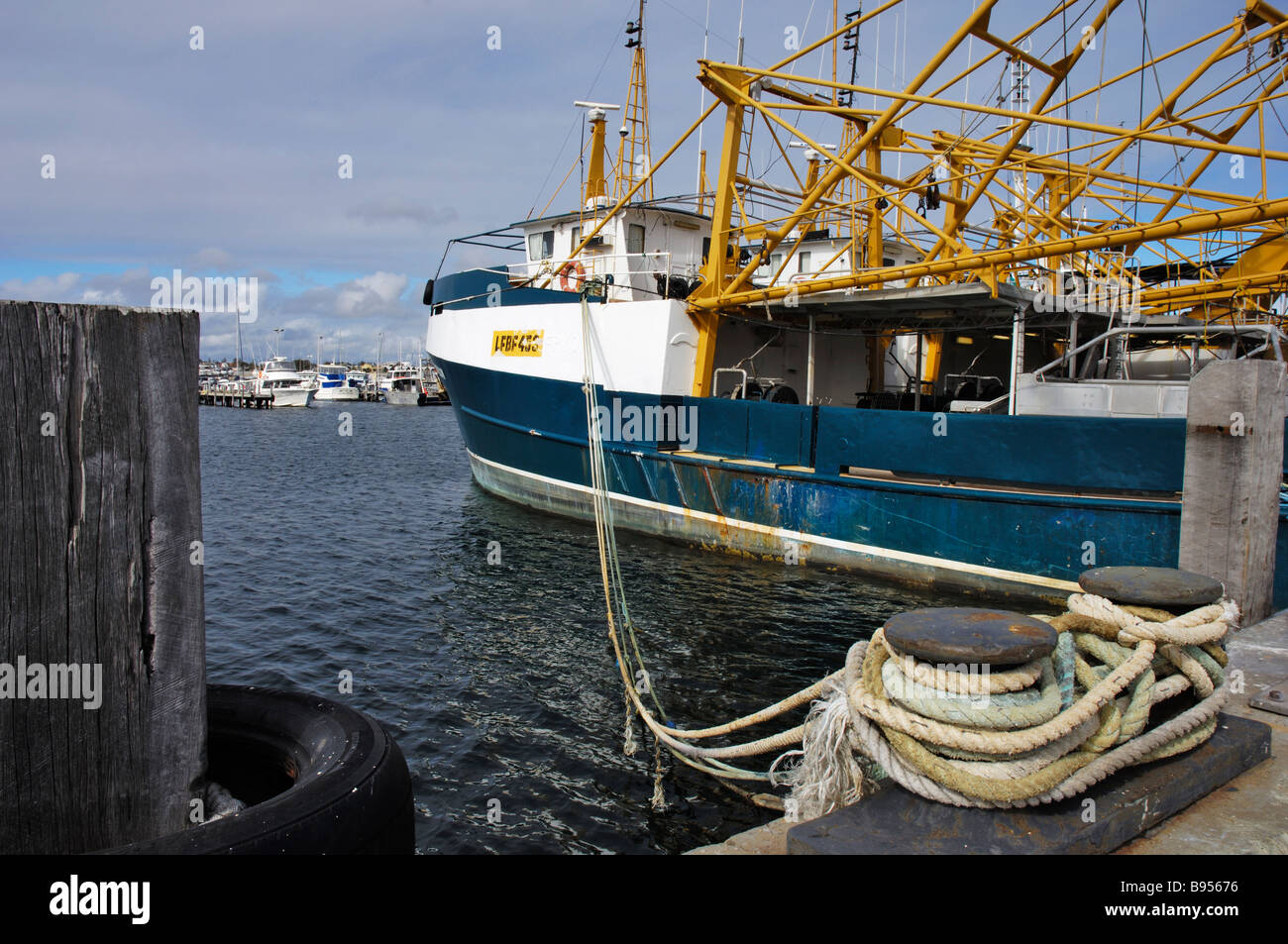 Un bateau de pêche au port de Fremantle amarré à bollard double. Peut-être un outrigger chalutier. Usage éditorial uniquement. Banque D'Images