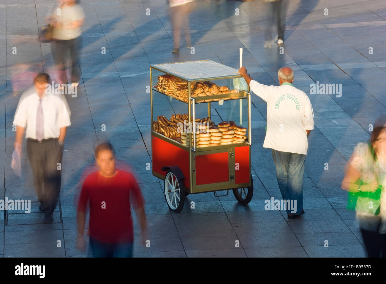 Snack-vendeur de pain pendant les heures de pointe Istanbul Turquie Banque D'Images