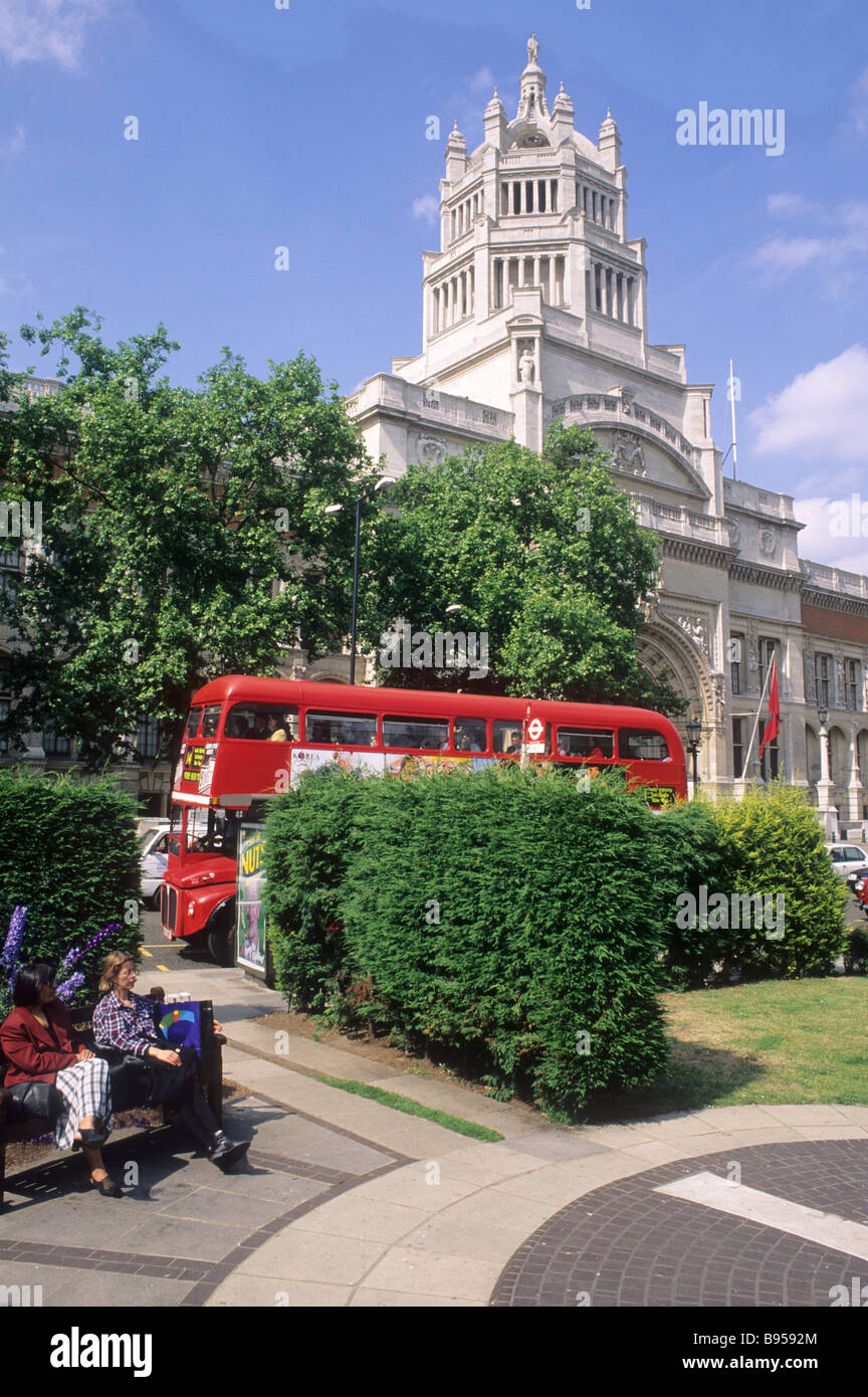 Victoria and Albert Museum London Bus Rouge London England UK Banque D'Images