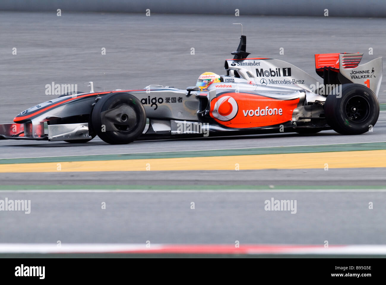 Lewis Hamilton GBR dans la McLaren Mercedes MP4-24 berline pendant les essais de Formule 1 sessions près de Barcelone en mars 2009. Banque D'Images