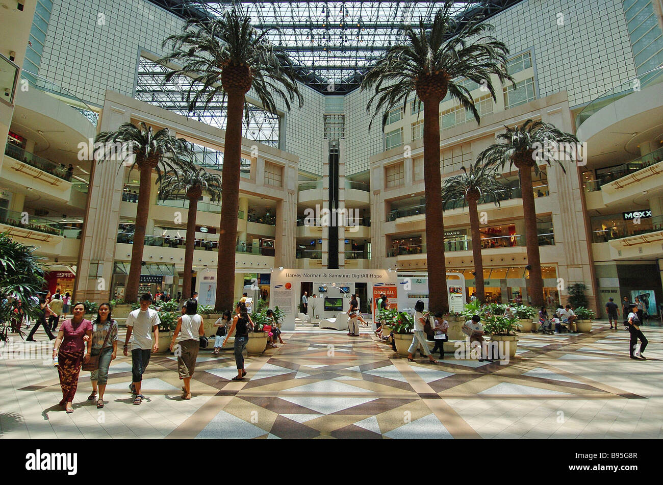SINGAPORE Raffles City l'intérieur d'un centre commercial avec des palmiers. Banque D'Images