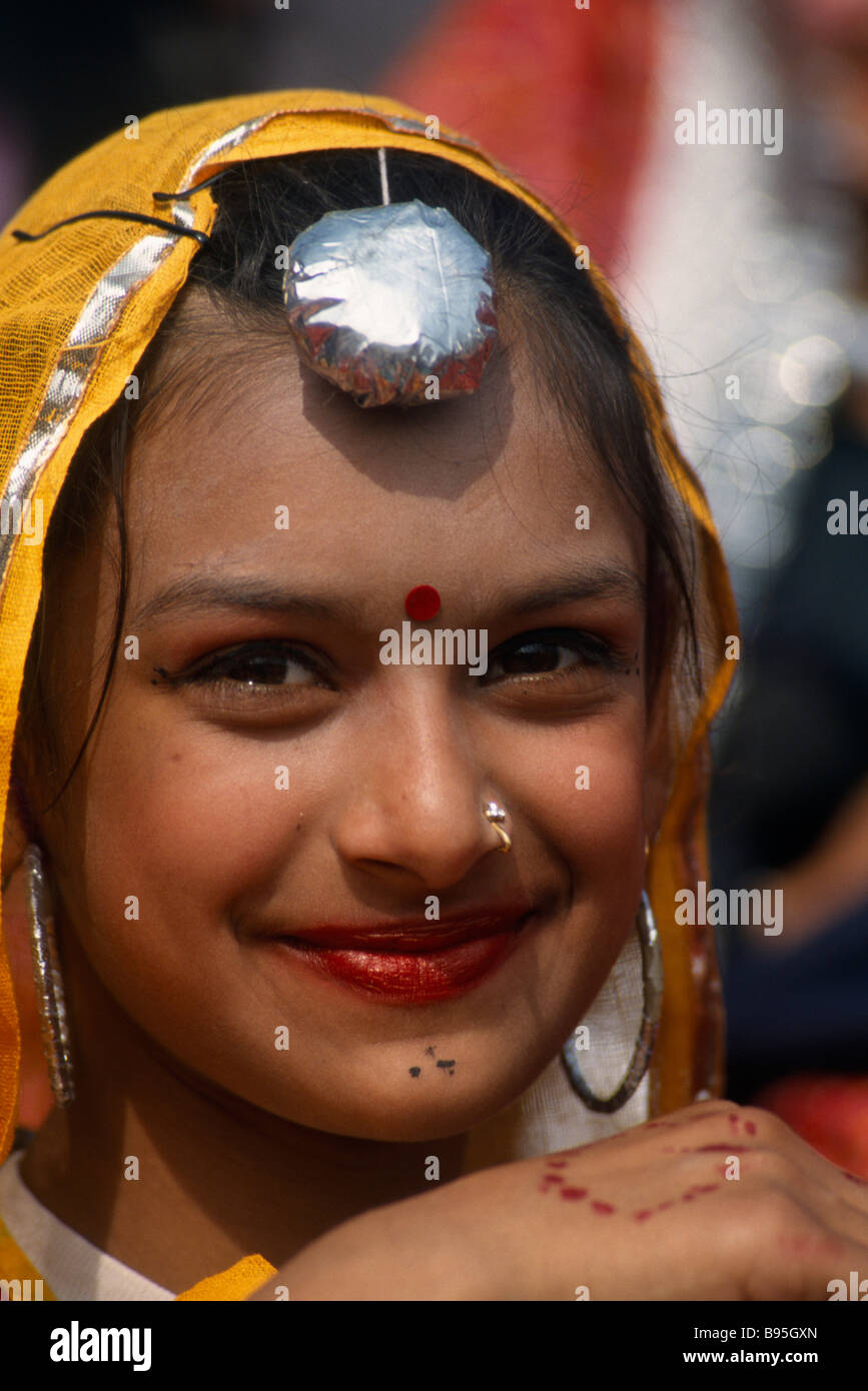 Punjab INDE Kila Raipur Portrait d'une jeune fille dancer souriant à la fête du sport en milieu rural Banque D'Images