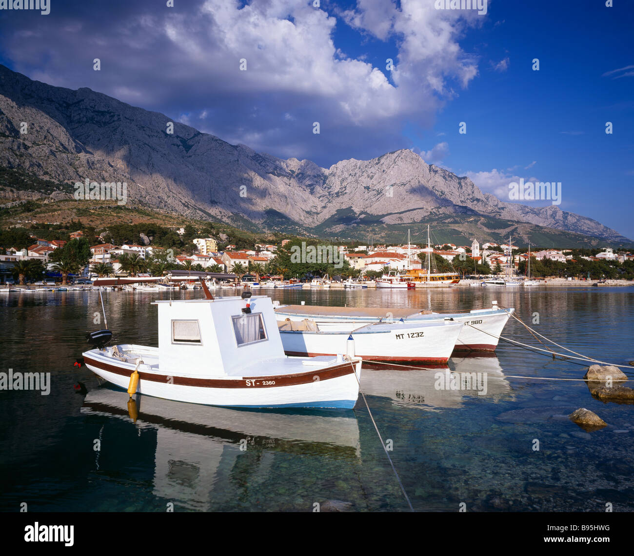 Bateaux dans le port de Baska Voda sur la Riviera de Makarska, Croatie. Banque D'Images